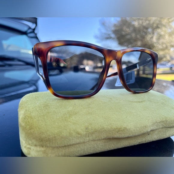 Gucci leopard sunglasses NEW with tag price and case